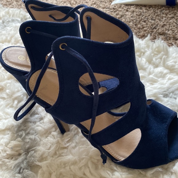 HEELS - Picture 4 of 6